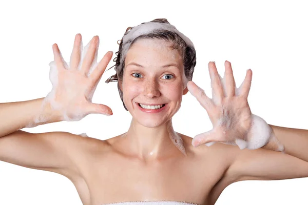 Schöne Frau unter der Dusche und Haarwäsche. Haare waschen mit Shampoo. Studioaufnahme isoliert auf weißem Hintergrund. — Stockfoto