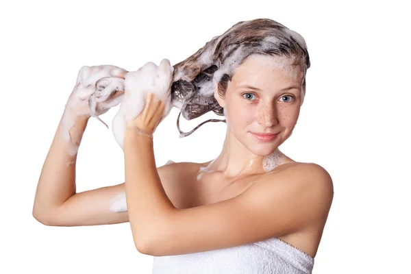 Piękna kobieta bierze prysznic i myje włosy. mycie włosów szamponem. studio strzał izolowany na białym tle. — Zdjęcie stockowe