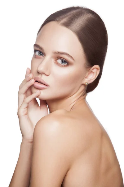 Belleza tranquila. Retrato de una hermosa joven rubia con maquillaje desnudo, ojos azules, peinado y cara limpia . —  Fotos de Stock