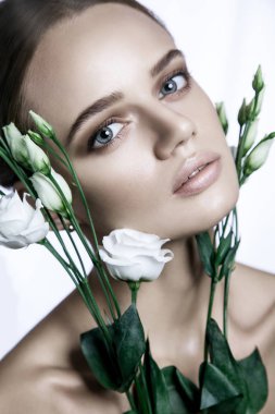Sakin güzellik moda Model kadın yüzü. Öğe, dikey, beyaz gül çiçek. 