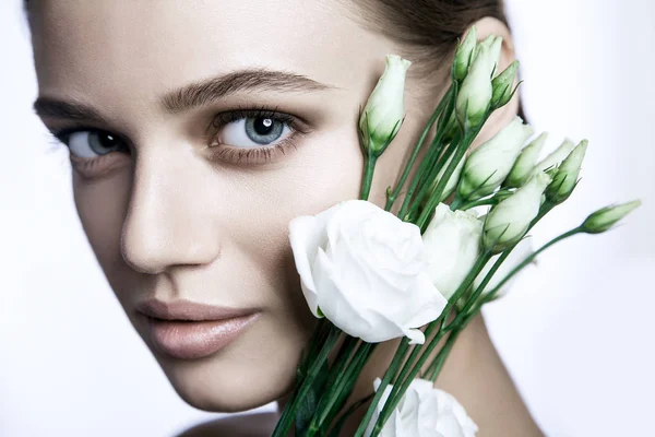 穏やかな美容ファッション モデル女性の顔。白いバラの花を持つ肖像画. — ストック写真