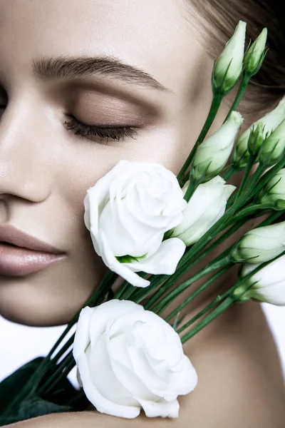 Rustige schoonheid Fashion Model vrouw gezicht. Portret met witte Rose bloem. — Stockfoto