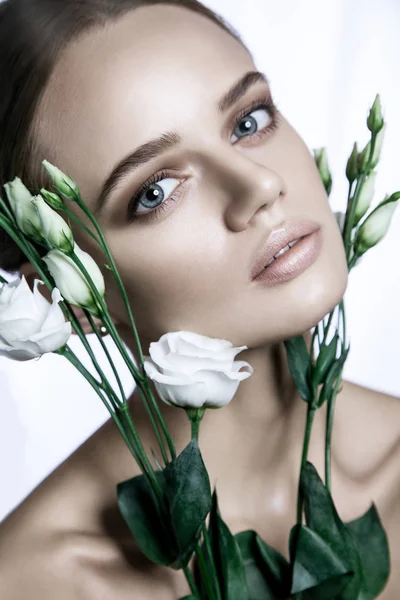 Lugna skönhet mode modell kvinna ansikte. Porträtt med vit ros blomma. — Stockfoto