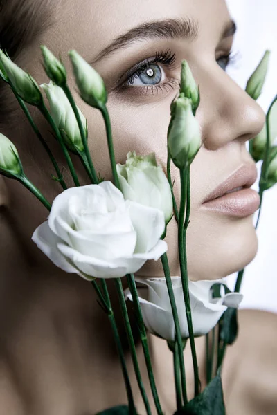 Calmo beleza moda modelo mulher rosto. Retrato com flor de rosa branca . — Fotografia de Stock