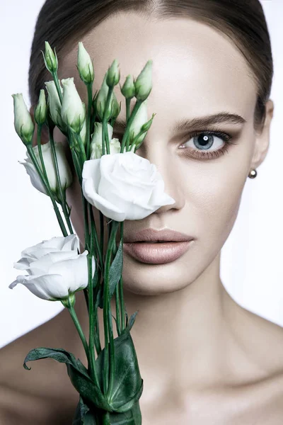 Calma belleza moda modelo mujer cara. Retrato con flor rosa blanca . —  Fotos de Stock