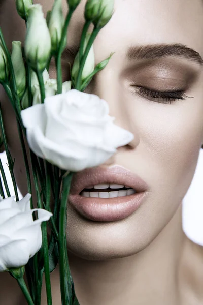 Sakin güzellik moda Model kadın yüzü. Öğe, dikey, beyaz gül çiçek. — Stok fotoğraf