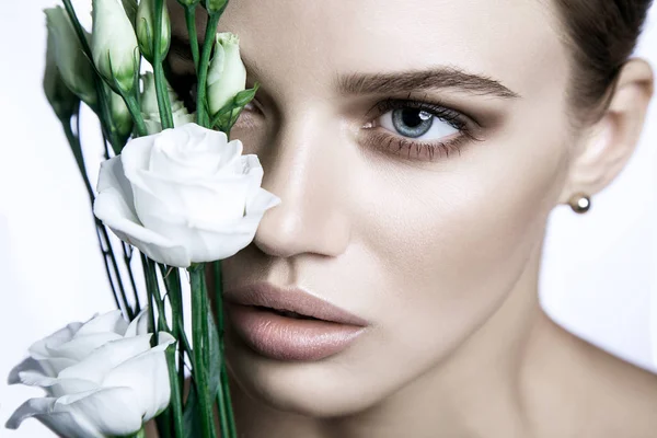 Ήρεμη ομορφιά μόδα μοντέλο γυναίκα, πρόσωπο. Προσωπογραφία με λευκό λουλούδι τριαντάφυλλο. — Φωτογραφία Αρχείου