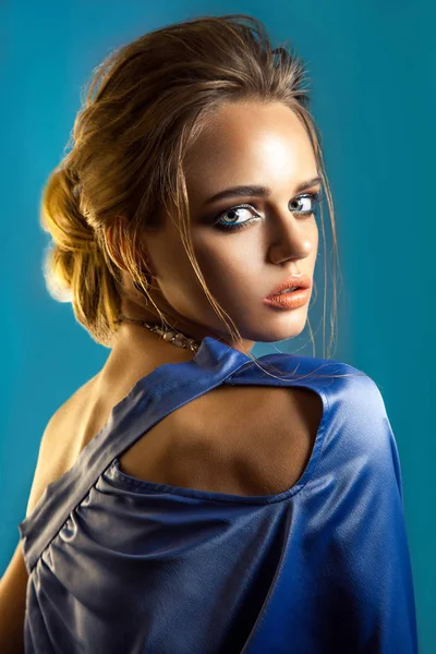 Hermosa mujer de moda con cabello castaño y maquillaje de noche con traje de fiesta azul púrpura. Joyería y Belleza . —  Fotos de Stock