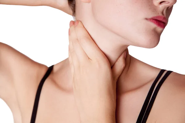 Closeup προβολή μιας νεαρής γυναίκας με πόνο στον αυχένα ή του θυρεοειδούς αδένα. — Φωτογραφία Αρχείου