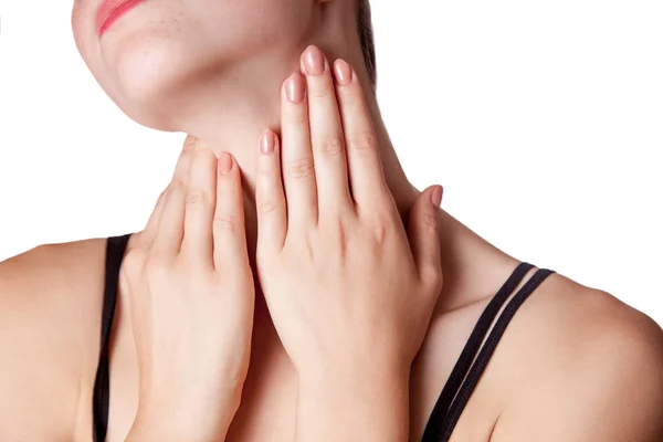 Vista de cerca de una mujer joven con dolor en el cuello o la glándula tiroides . —  Fotos de Stock