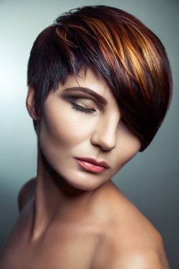 Renkli boyalı saçlı güzel bir kızın moda portre profesyonel kısa saç boyama.