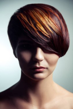 Renkli boyalı saçlı güzel bir kızın moda portre profesyonel kısa saç boyama.