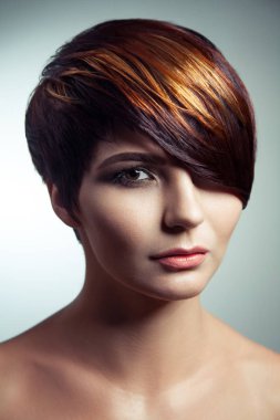 Renkli boyalı saçlı güzel bir kızın moda portre profesyonel kısa saç boyama.
