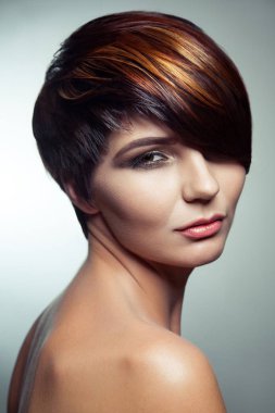 Renkli boyalı saçlı güzel bir kızın moda portre profesyonel kısa saç boyama.