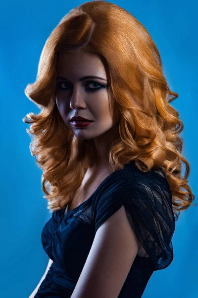 Hermosa chica de moda con el pelo largo y ondulado de color rojo marrón. modelo de pelo limpio con peinado rizado y maquillaje ahumado de moda  . —  Fotos de Stock