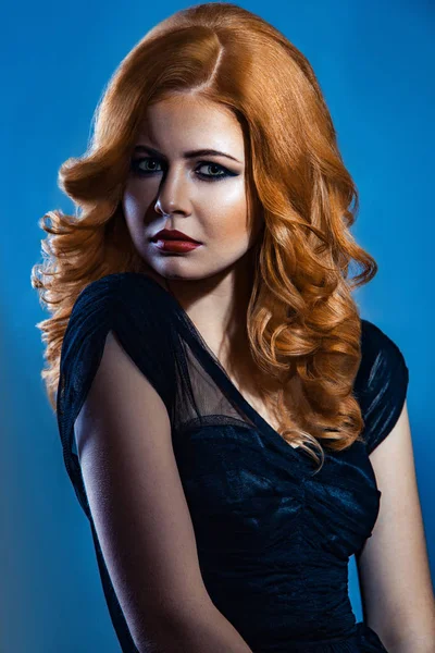 Όμορφη μόδας κορίτσι με μακριά κυματιστά μαλλιά κόκκινο καφέ. ξανθό μοντέλο με σγουρά hairstyle και μοντέρνο smoky μακιγιάζ . — Φωτογραφία Αρχείου
