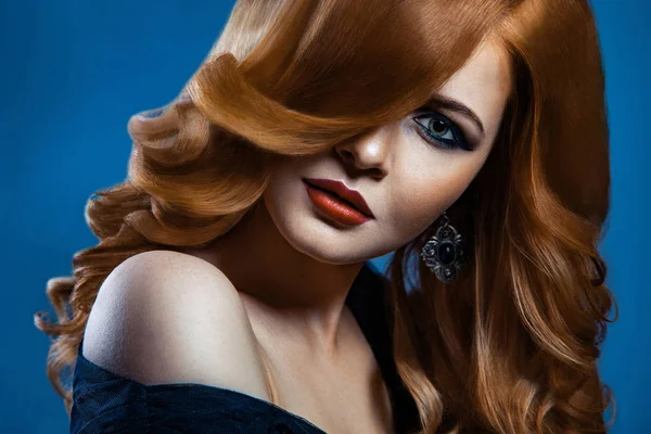 Hermosa chica de moda con el pelo largo y ondulado de color rojo marrón. modelo de pelo limpio con peinado rizado y maquillaje ahumado de moda  . — Foto de Stock