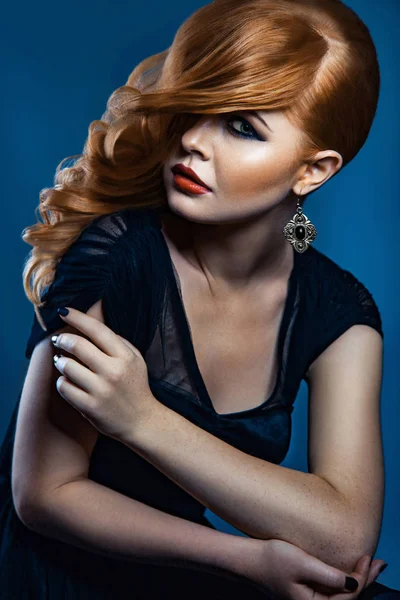 赤茶色の長いウェーブのかかった髪の美しいファッションの少女。巻き毛のヘアスタイルとファッショナブルなスモーキー化粧と金髪モデル . — ストック写真