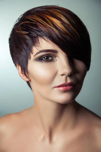 Moda piękny portret pięknej dziewczyny z kolorowych włosów farbowanych, kolorowanie profesjonalne krótkie włosy. — Zdjęcie stockowe