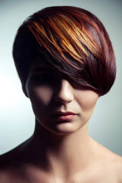 Retrato de moda de uma menina bonita com cabelos tingidos coloridos, coloração de cabelo curto profissional . — Fotografia de Stock