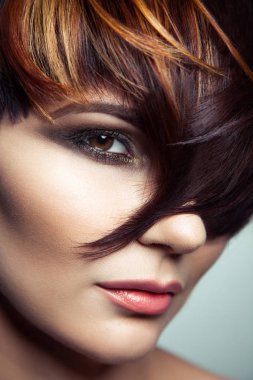 Renkli boyalı saçlı güzel bir kızın moda portre profesyonel kısa saç boyama.