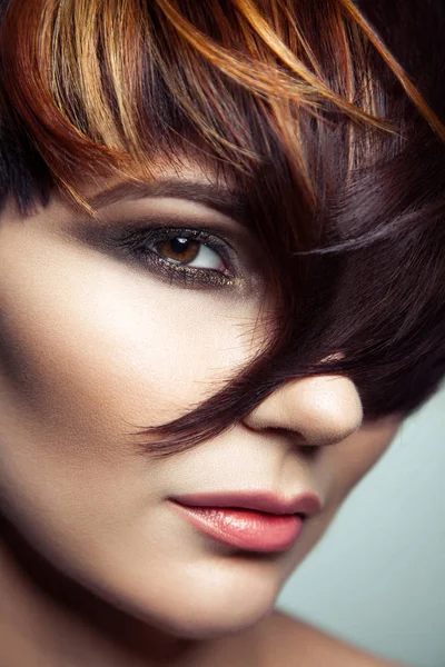 Retrato de moda de una hermosa chica con el pelo teñido de color, coloración de pelo corto profesional . — Foto de Stock