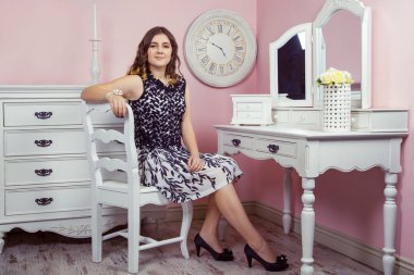 Güzel kız kameraya bakarak onun Oda ve tuvalet Masası poz.