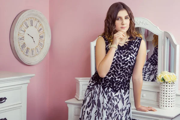 Güzel kız kameraya bakarak onun Oda ve tuvalet Masası poz.