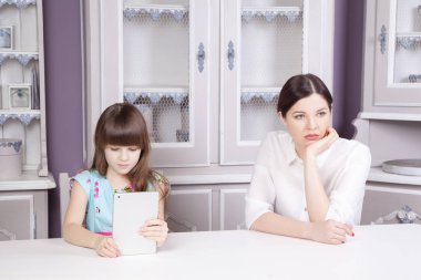 Anne ve kızı aşırı teknoloji yüzünden kavga