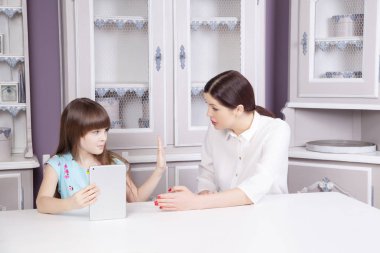 Anne ve kızı aşırı teknoloji yüzünden kavga