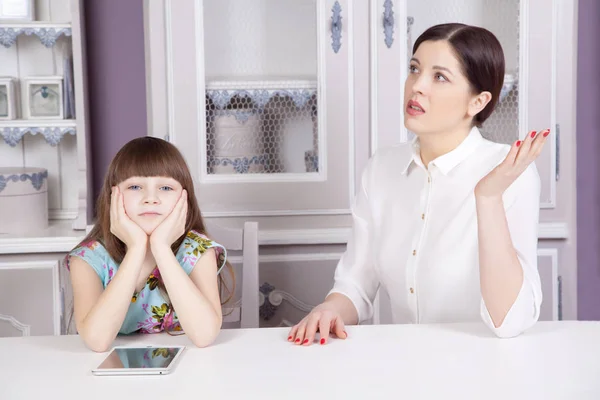 Matka a dcera se hádat kvůli nadměrné technologie — Stock fotografie
