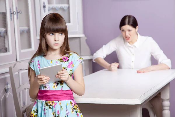 Mother and daughter quarrel because of overuse technology — Stock Photo, Image