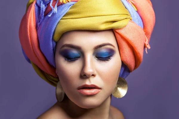 Gyönyörű nő és színes kalapáruk kék smink. — Stock Fotó