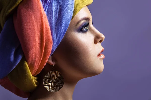 Hermosa mujer con sombreros de colores y maquillaje azul . —  Fotos de Stock