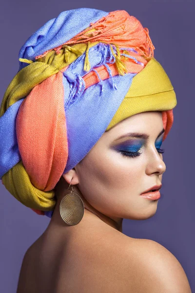 Krásná žena s barevné čepice a modrý make-up. — Stock fotografie