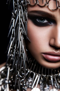 Yüksek moda güzellik model metalik şapkalar ve koyu makyaj ve siyah arka plan üzerine mavi gözleri ile