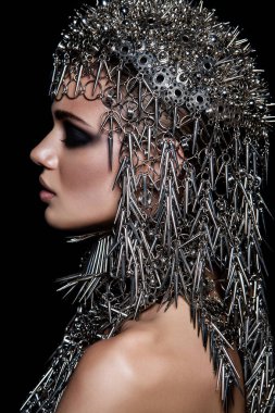 Yüksek moda güzellik model metalik şapkalar ve koyu makyaj ve siyah arka plan üzerine mavi gözleri ile