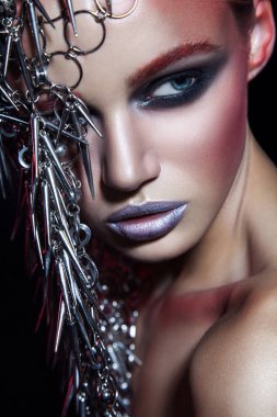 moda güzellik model metalik şapkalar ve parlak gümüş kırmızı makyaj ve mavi gözleri ve siyah arka plan üzerinde kırmızı kaşları ile