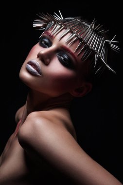 moda güzellik model metalik şapkalar ve parlak gümüş kırmızı makyaj ve mavi gözleri ve siyah arka plan üzerinde kırmızı kaşları ile