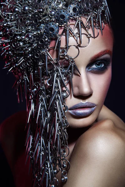 Modelo de belleza de moda con diadema metálica y maquillaje rojo plateado brillante y ojos azules y cejas rojas sobre fondo negro —  Fotos de Stock