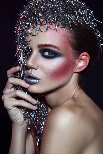 Mode skönhet modell med metalliska huvudbonader och glänsande silver rött makeup och blå ögon och röda ögonbryn på svart bakgrund — Stockfoto