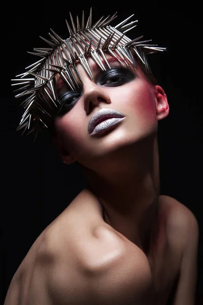 Modèle de beauté de mode avec coiffure métallique et maquillage rouge argenté brillant et yeux bleus et sourcils rouges sur fond noir — Photo