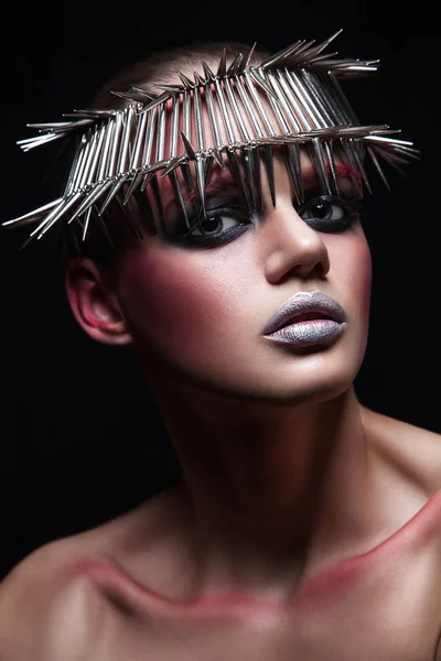 Schoonheid mannequin met metalen hoofddeksels en glanzend zilver rode make-up en blauwe ogen en rode wenkbrauwen op zwarte achtergrond — Stockfoto