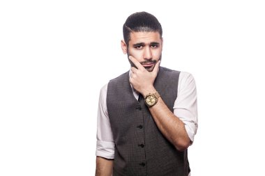 beyaz zemin üzerine yakışıklı işadamı.