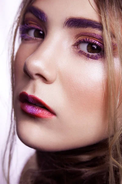 Close-up van de mooie mannequin met make-up en kapsel op haar gezicht. — Stockfoto