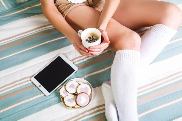 Foto lembut wanita di tempat tidur dengan tablet dan secangkir kopi . — Stok Foto