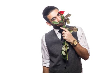 Gül çiçek ile yakışıklı romantik mutlu adam. 