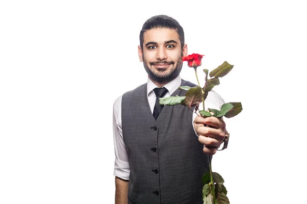 バラの花とハンサムなロマンチックな幸せな男. — ストック写真
