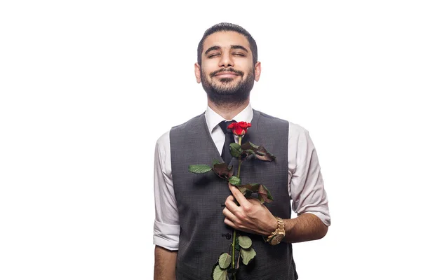 Hezký Romantický šťastný muž s růžovou květinou. — Stock fotografie
