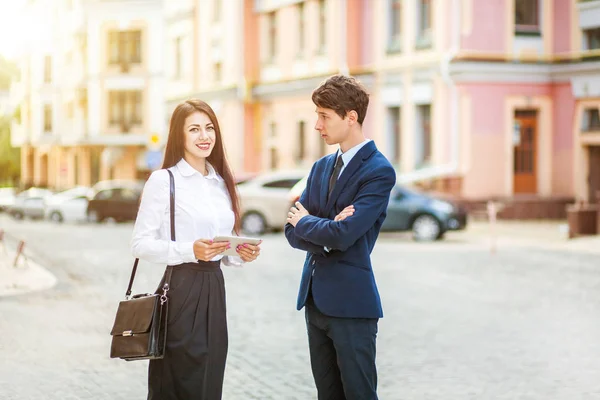 Concepto de empresa, asociación, tecnología y personas — Foto de Stock